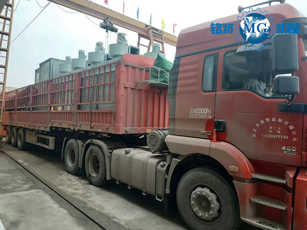 商丘年產(chǎn)30萬(wàn)噸全自動(dòng)干粉砂漿生產(chǎn)線(xiàn)裝車(chē)現(xiàn)場(chǎng)